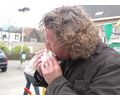 grappig dat mensen steeds hun hoofd scheefhouden voor het eten van hotdog